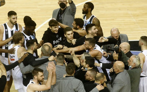 Οι παίκτες του ΠΑΟΚ έγιναν... χριστουγεννιάτικο δέντρο (pic)