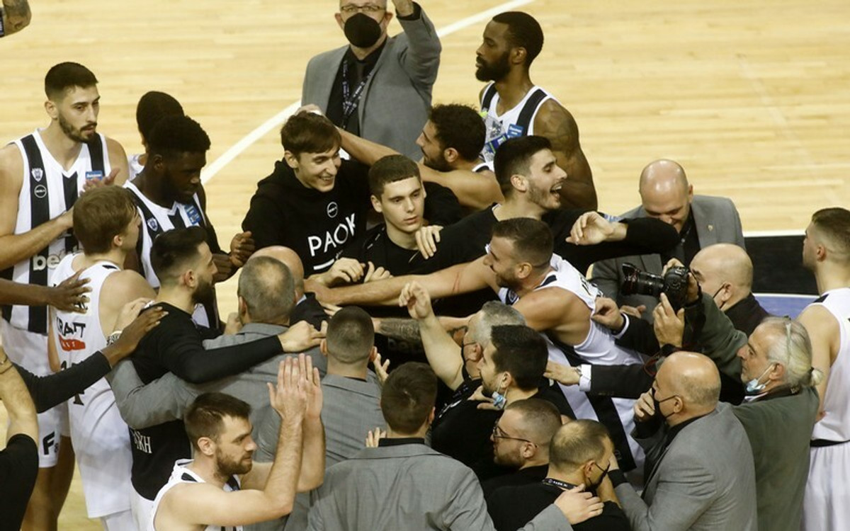Οι παίκτες του ΠΑΟΚ έγιναν... χριστουγεννιάτικο δέντρο (pic)