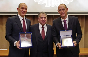 Ολυμπιακός: Οι αδερφοί Αγγελόπουλοι βραβεύτηκαν από το Ε.Β.Ε.Π