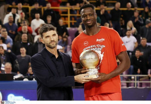 MVP του τελικού ο Φαλ: &quot;Μου έστειλε μήνυμα για να με συγχαρεί ο Βεζένκοφ&quot;