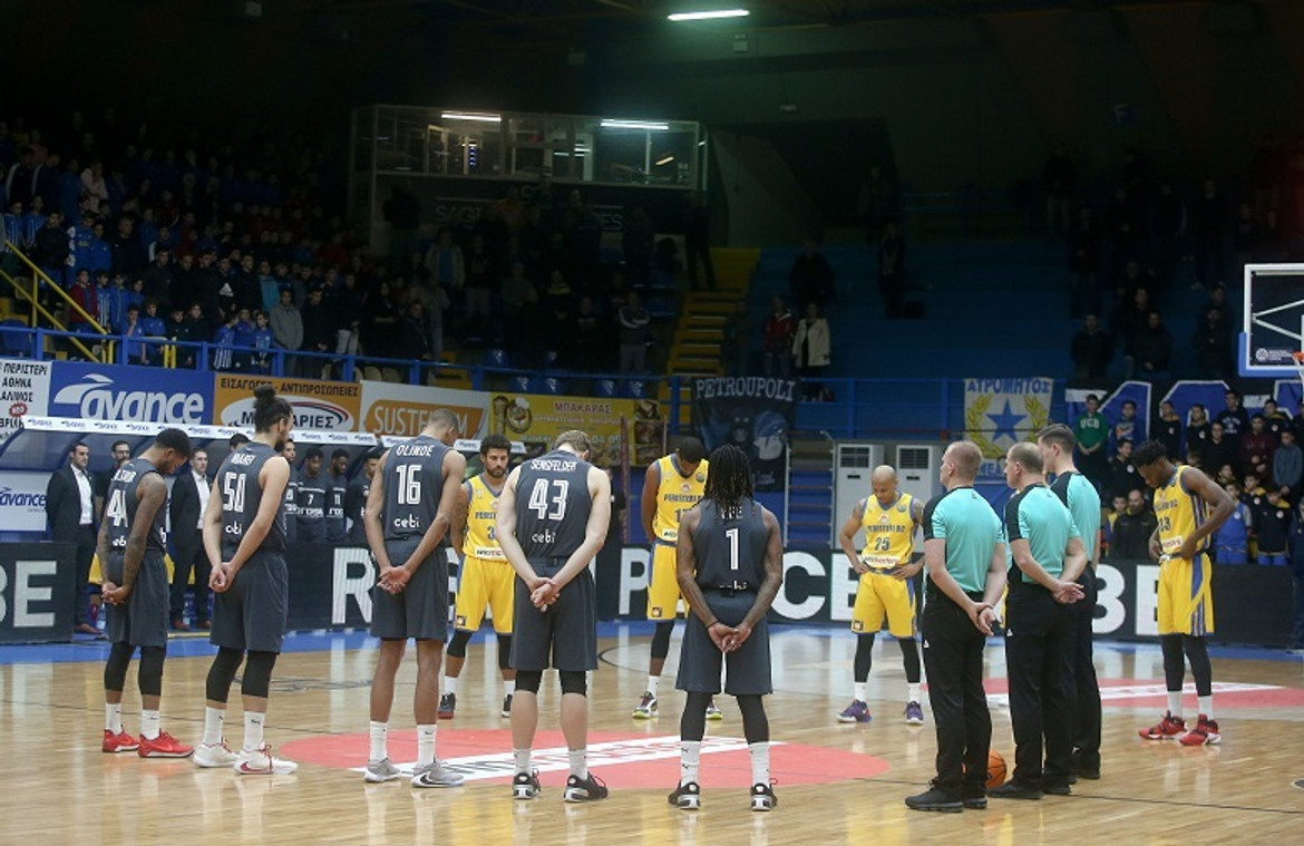 Περιστέρι-Μπάμπεργκ: Ενός λεπτού σιγή και με t-shirts Κόμπι Μπράιαντ οι δύο ομάδες! (video)