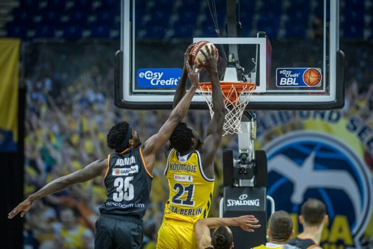 Με κόσμο η Άλμπα 92-78 και 1-1 την Ουλμ (video)
