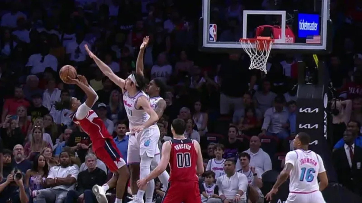 Το νικητήριο buzzer-beater του Κάρινγκτον στο Νο1 του NBA Top-10 (vid)