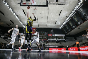 Στους τελικούς με Εφές η Φενέρμπαχτσε, 86-77 και 3-0 την Μπεσίκτας (vids)