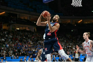 Η άμυνα της Γαλλίας &quot;πνίγει&quot; την Πολωνία, 34-18 στο ημίχρονο! (vids)