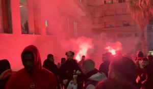 Ολυμπιακός: Η υποδοχή των φιλάθλων στο ξενοδοχείο (video)