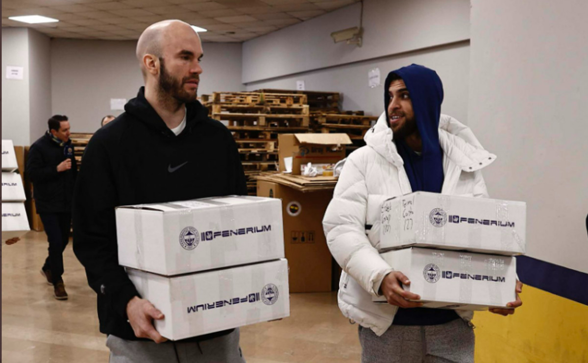 Φενέρμπαχτσε: Στο πλευρό των σεισμόπληκτων και οι Καλάθης-Γουίλμπεκιν (pics)