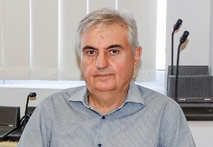 Πλήθος κόσμου στο τελευταίο αντίο στον Γιώργο Κονδύλη
