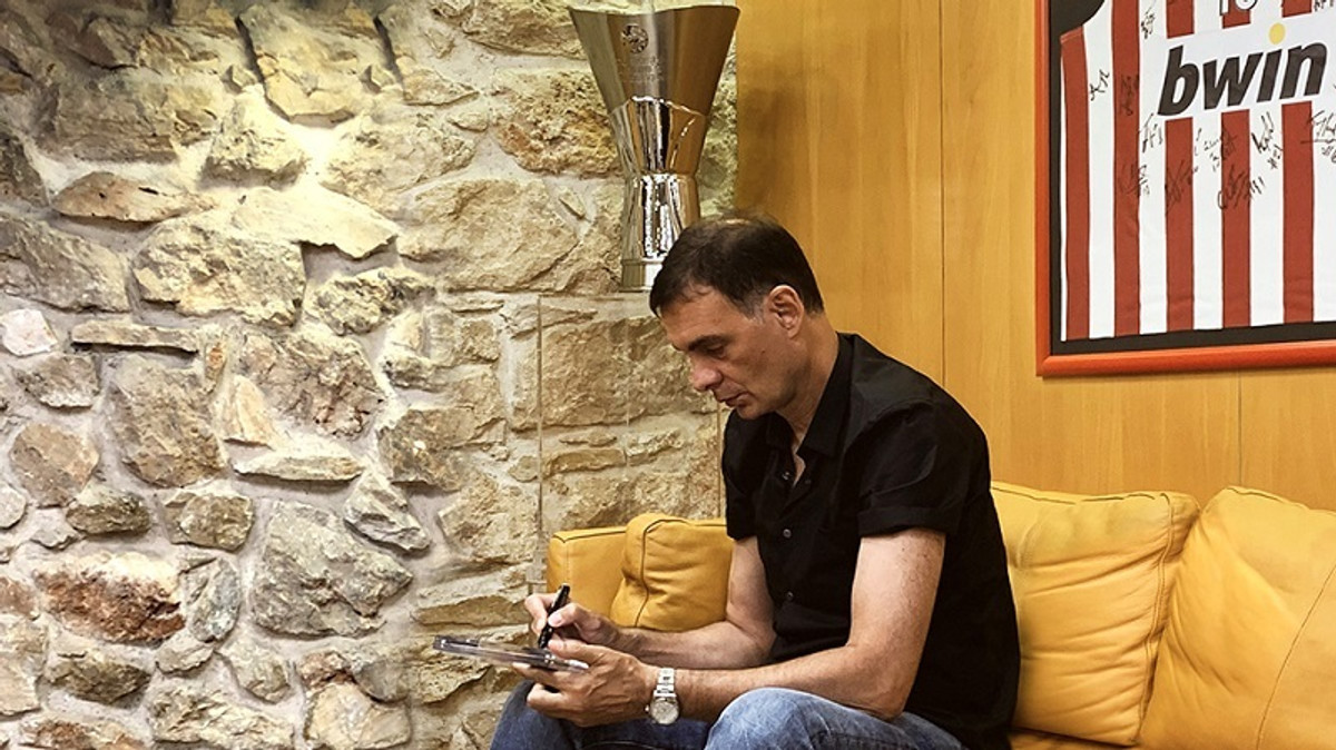 Ο Γιώργος Μπαρτζώκας στα γραφεία της bwin