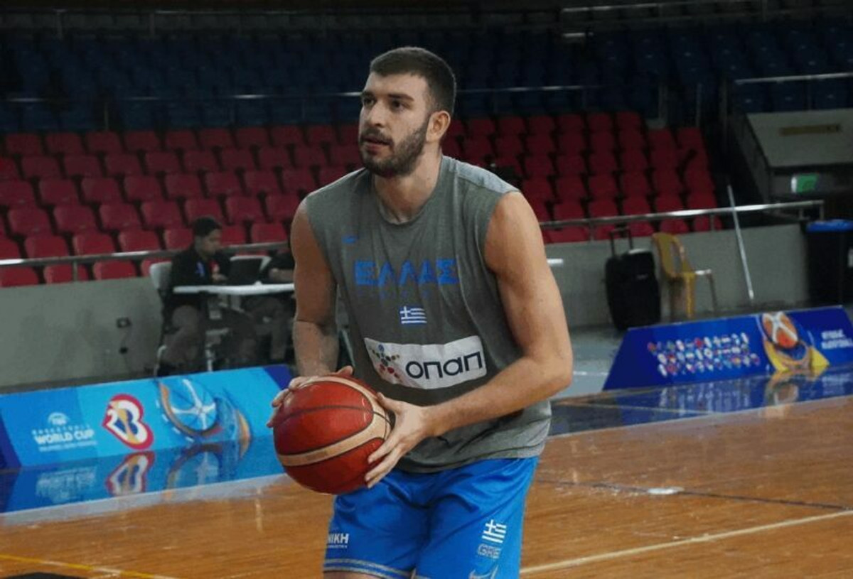 Ρογκαβόπουλος: &quot;Αν είμαστε όσο σκληροί πρέπει, θα προκριθούμε&quot; (vid)