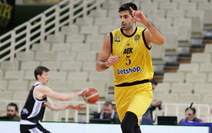 Πήρε την ΑΕΚ στις πλάτες του ο Σάκοτα για τη 10η σερί νίκη, 80-76 τη Νίμπουρκ