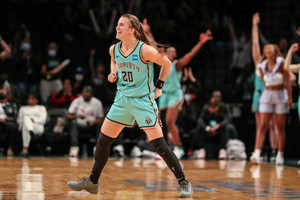 Σαμπρίνα Ιονέσκου: Η πρώτη στην ιστορία του WNBA με τριπλ-νταμπλ και 30 πόντους! (vid)
