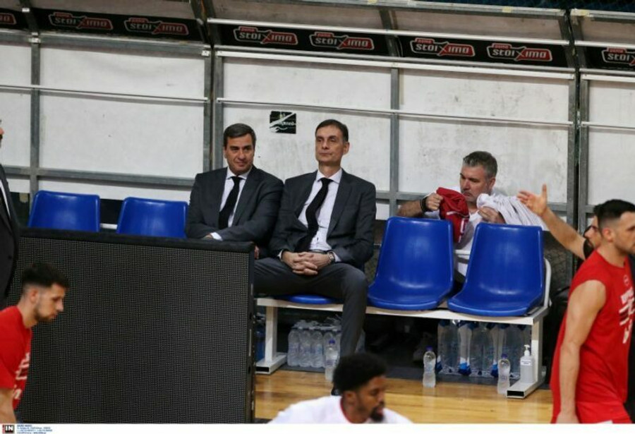 Ολυμπιακός: Καταγγέλλει γιαούρτια, νερά και φραστική επίθεση σε Μπαρτζώκα