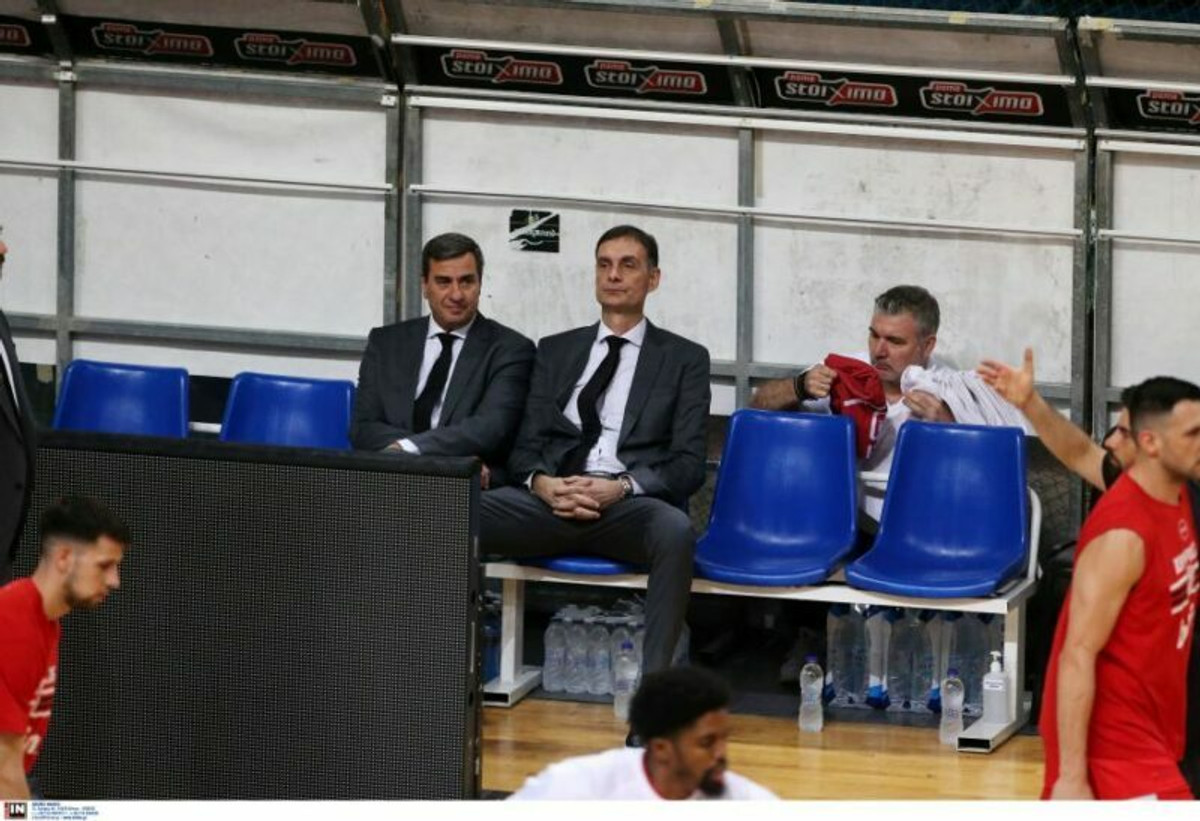 Ολυμπιακός: Καταγγέλλει γιαούρτια, νερά και φραστική επίθεση σε Μπαρτζώκα
