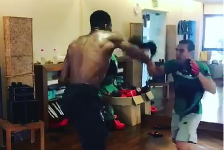 Γίνεται και μποξέρ ο Giannis! (VIDEO)