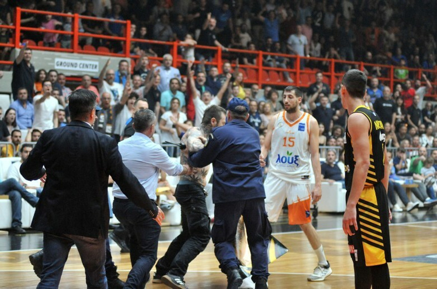 Οπαδός της ΑΕΚ έκανε ''ντου'' στο παρκέ του ''Δ. Τόφαλος''!