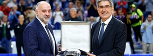 Ο μουσάτος Λάσο πήρε το βραβείο από τον γελαστό Μπερτομέου!