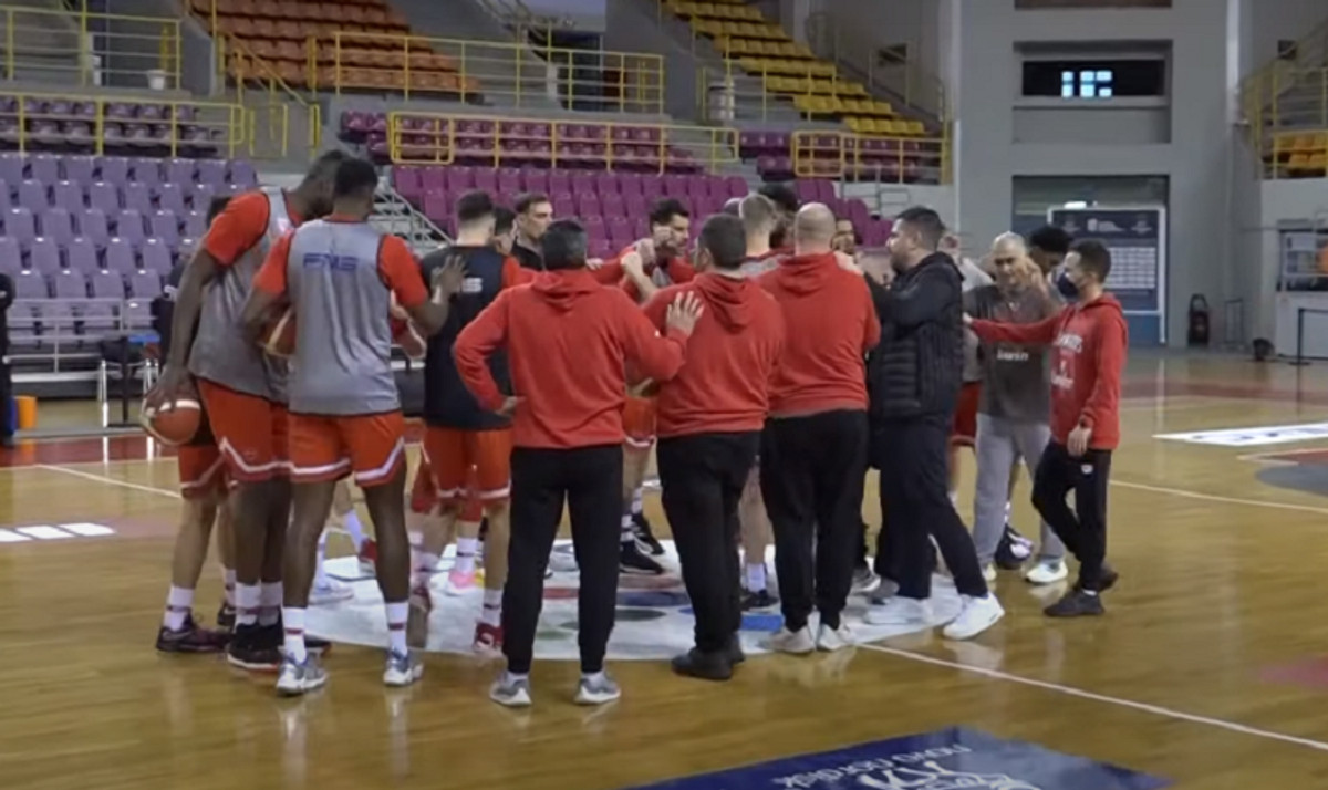 Η προπόνηση του Ολυμπιακού πριν τον αυριανό τελικό του Κυπέλλου (vid)