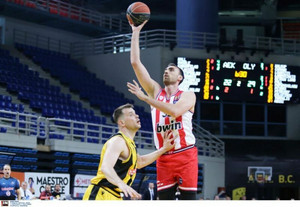 Δείτε πώς ο Ολυμπιακός νίκησε με 100-68 την ΑΕΚ (video)