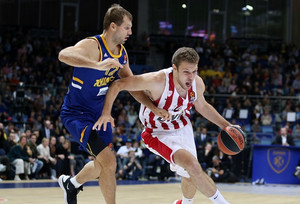 Καταιγιστικός Ολυμπιακός συνέτριψε με 87-66 τη Χίμκι στη Μόσχα