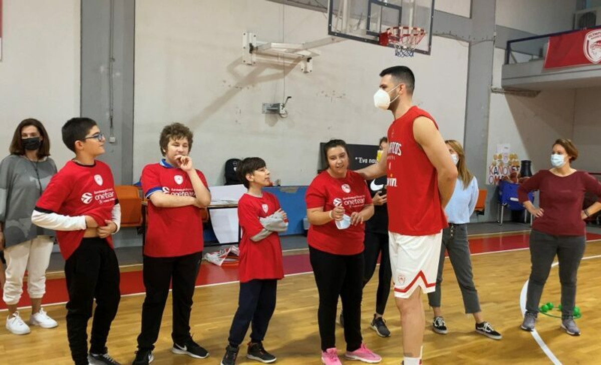 Ολυμπιακός-One Team: Ο… απρόσμενος επισκέπτης Κώστας Παπανικολάου! (pics)