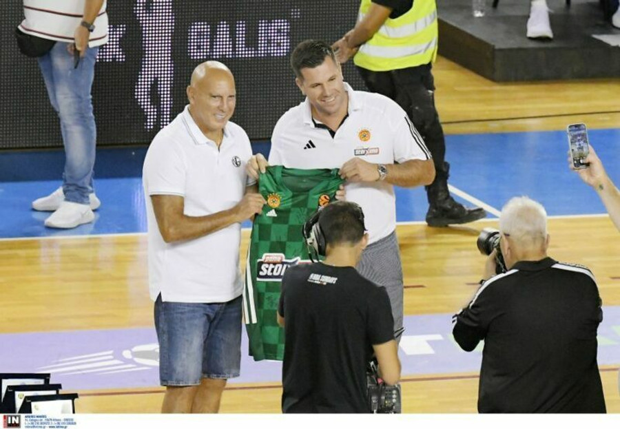 Παναθηναϊκός: Τίμησε τον Γκάλη με μια φανέλα με τις υπογραφές των παικτών (vids)