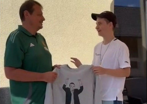 Αταμάν: Ο νεαρός προσωπικός του fan στη Σλοβενία (video)