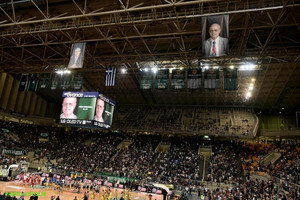 Ανατριχίλα: Στην οροφή του ΟΑΚΑ το λάβαρο του Θανάση Γιαννακόπουλου! (videos)
