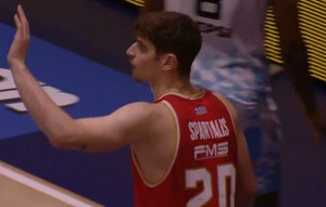 Κολοσσός-Ολυμπιακός: Buzzer-beater του Σπάρταλη για το 25-46 του ημιχρόνου! (vid)