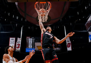 Από το -13 στο +21 οι Χιτ, 128-107 τους Σπερς στο Μαϊάμι