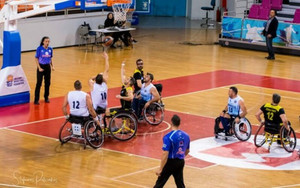 Στηρίζει την ΟΣΕΚΑ ο Χολαργός στο ημίχρονο του αγώνα με τον Ολυμπιακό