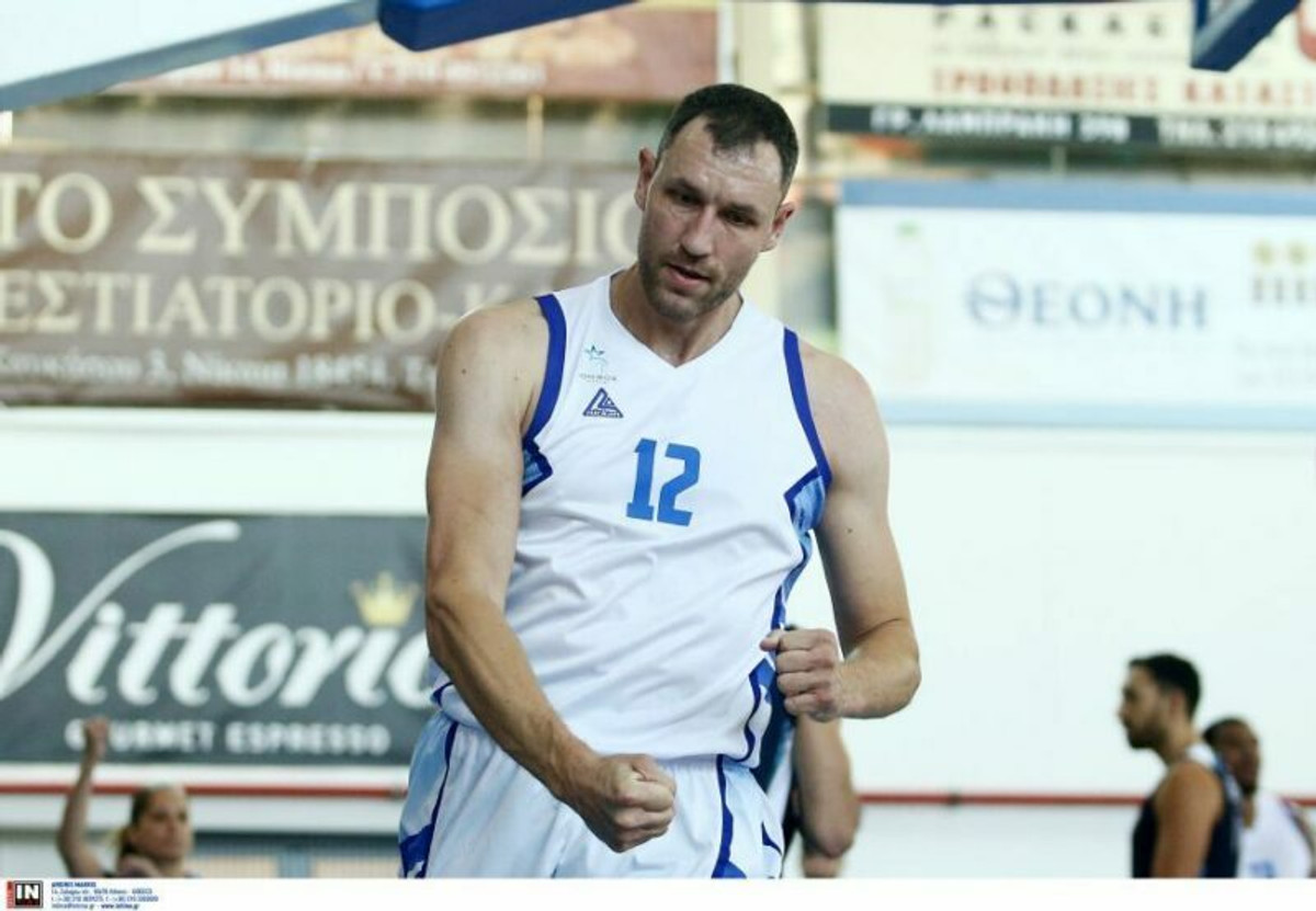 Δεν σηκώνει ούτε τηλέφωνο ο Λουκάς!