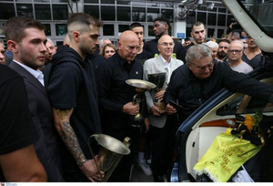 Η οικογένεια του Άρη αποχαιρέτησε τον Γιάννη Ιωαννίδη στο &quot;Παλέ&quot; (pics &amp; vids)