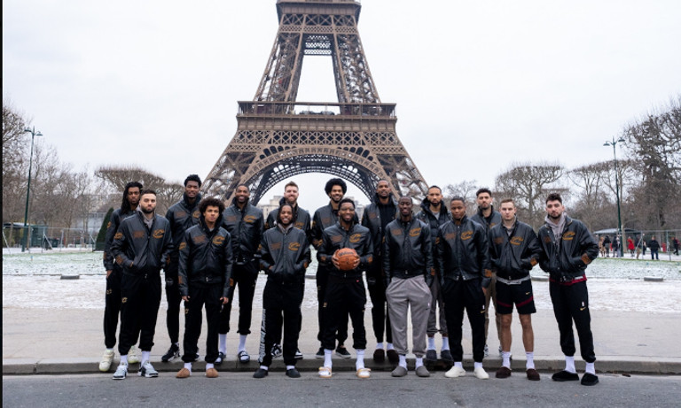 To NBA στο Παρίσι: Οι παίκτες των Καβαλίερς και των Νετς ποζάρουν στον Πύργο του Άιφελ