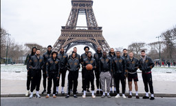 To NBA στο Παρίσι: Οι παίκτες των Καβαλίερς και των Νετς ποζάρουν στον Πύργο του Άιφελ