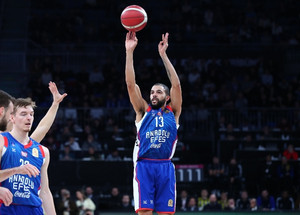 Η Εφές 81-80 τη Φενέρμπαχτσε στο ντέρμπι της Πόλης (vids)