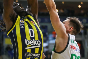 Γύρισε από το -14 η Φενέρ, 80-78 τη Ζαλγκίρις με... ακροβατικό Ντόρσεϊ στο τέλος (vid)
