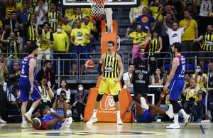 Τουρκία: Η Φενέρ το 1-0 στη γεμάτη Ülker Arena, 85-76 την Εφές (vids)
