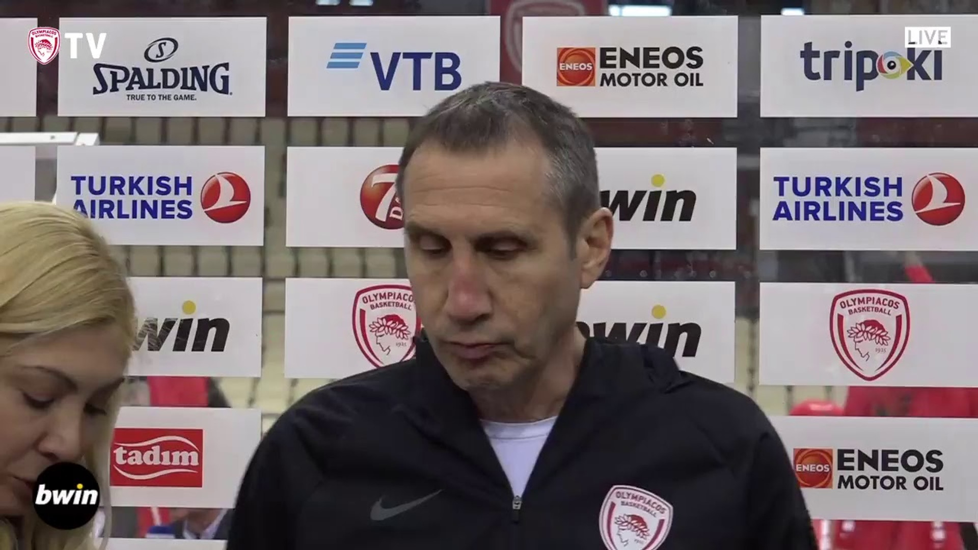 Μπλατ : &quot;Οι παίκτες μου έχουν τα πόδια τους στη Γη&quot; (video)
