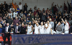 Με &quot;Μάγια&quot; και Ζόζεφιν οι παίκτες του Ήφαιστου τραγουδούν για το όγδοο sold out! (video)
