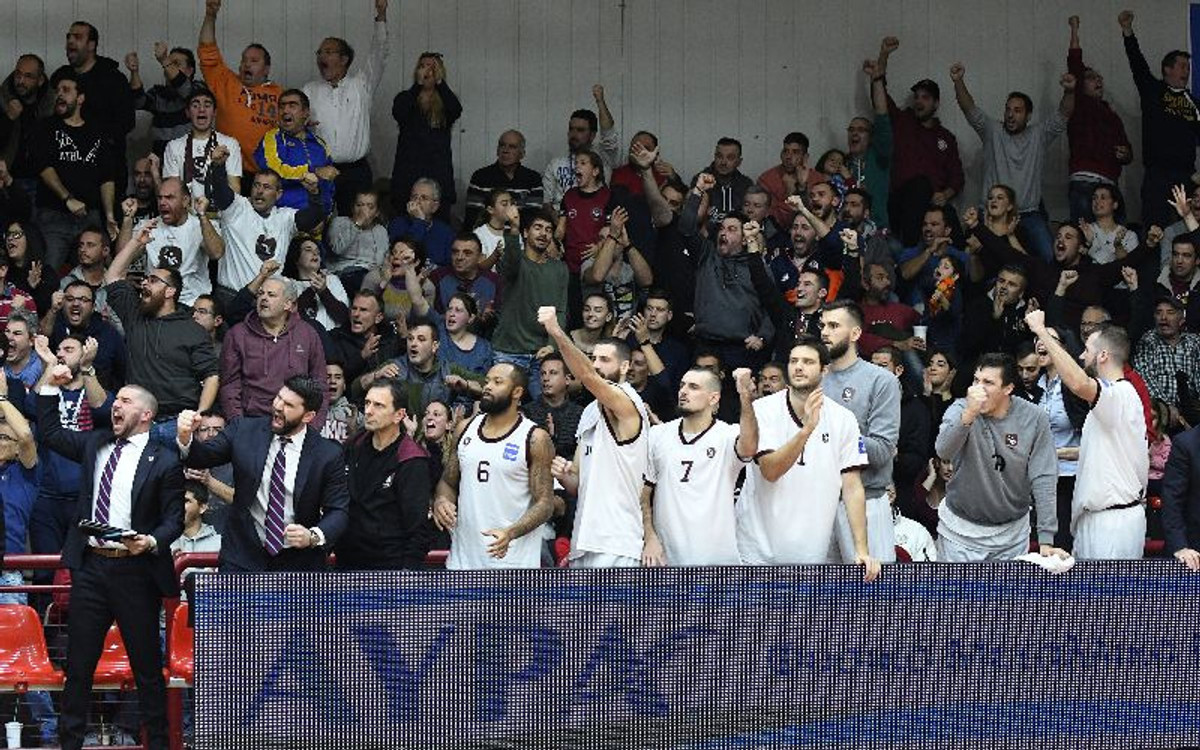 Με &quot;Μάγια&quot; και Ζόζεφιν οι παίκτες του Ήφαιστου τραγουδούν για το όγδοο sold out! (video)