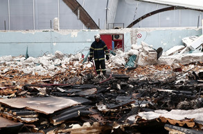 Κατασβέστηκε η πυρκαγιά στο υπό κατεδάφιση κλειστό της Νέας Σμύρνης (gallery)