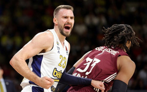 Στο 4-1 και η Φενέρ πριν από τον Ολυμπιακό, 76-67 την Μπάγερν στο Μόναχο (vid)