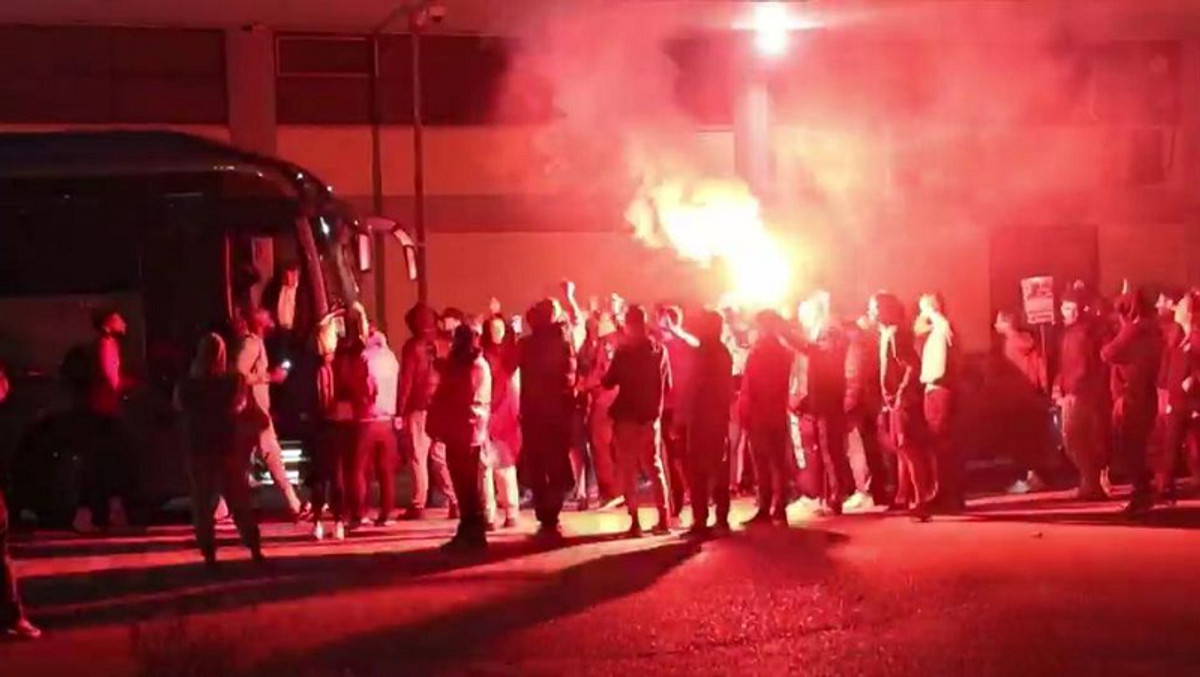 Ολυμπιακός: Υποδοχή θριαμβευτών τη νύχτα στο ΣΕΦ (video)