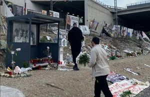 Άρης: Στάση στα Τέμπη και φόρος τιμής με 57 τριαντάφυλλα (vid &amp; pics)