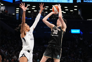 WNBA: Με Στιούαρτ-Ιονέσκου το 1-0 οι Λίμπερτι, 87-77 τις Έισις