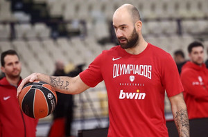 Οι ευχές του Ολυμπιακού στον 38χρονο Βασίλη Σπανούλη (pic)