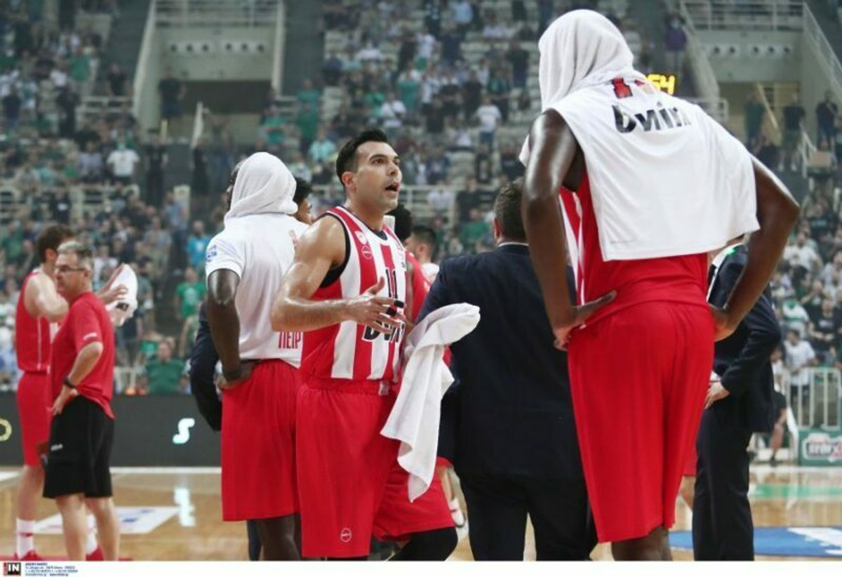Ολιγόλεπτη διακοπή για ρίψη νερών στον πάγκο του Ολυμπιακού (video)