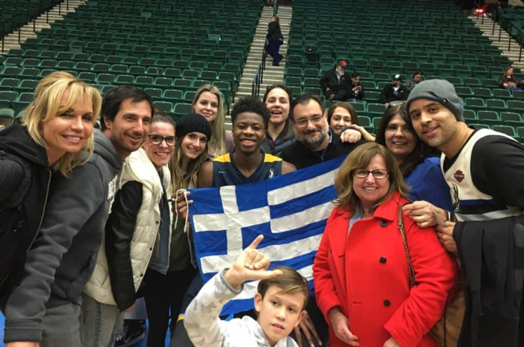 Οι Έλληνες του Ντάλας στο πλευρό του Κώστα Αντετοκούνμπο