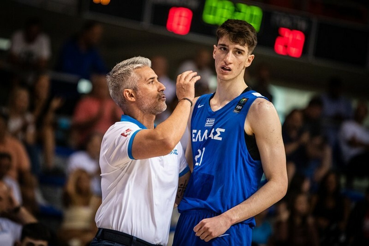 Ζιάγκος: &quot;Συνεχίζουμε περήφανα&quot;